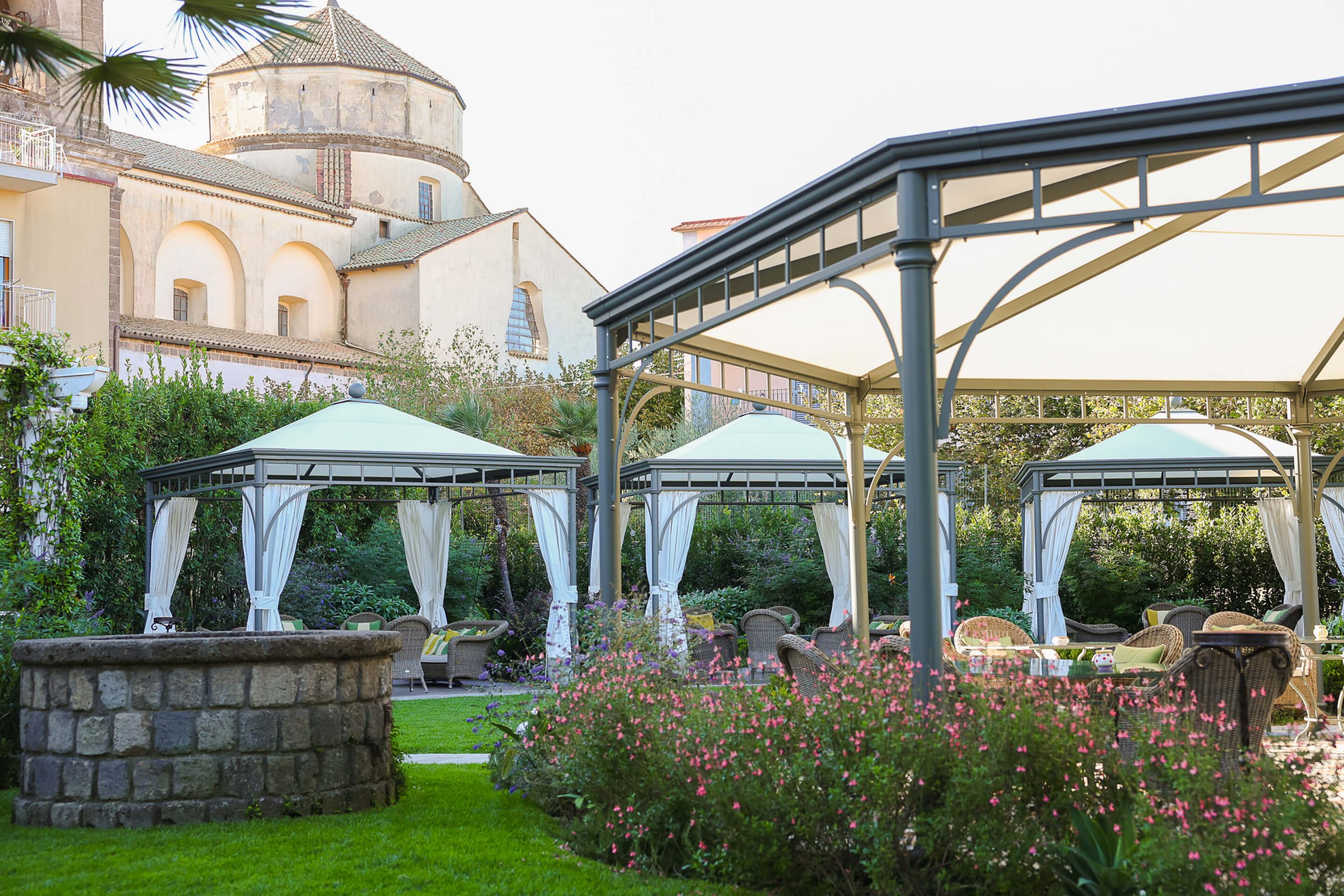 Spazio outdoor nel giardino di Don Alfonso 1890 con strutture Unosider